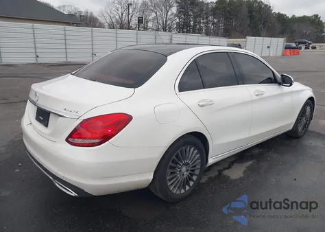 2016 Mercedes-Benz C 300 Luxury 4Matic z USA, uszkodzony, nr VIN 55SWF4KB8GU165786